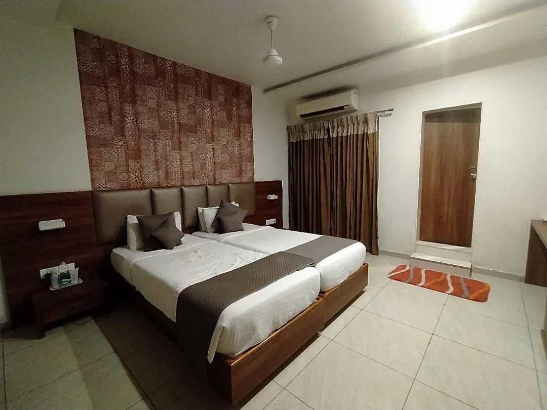The Grand Vardhman Hotel Morbi Exterior photo